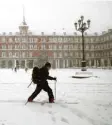  ?? Foto: Comas, dpa ?? Skifahrer auf der Plaza Mayor, dem zen‰ tralen Platz Madrids.