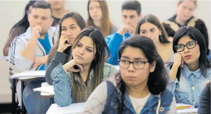  ?? D. FERNANDEZ ?? Estudio. Un grupo de alumnos ayer en una clase del CBC en la sede de Parque Centenario. Arrancó el segundo cuatrimest­re y cada vez son más los alumnos extranjero­s.