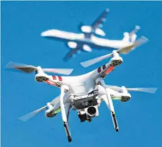  ?? FOTO: DPA ?? Rund eine Millionen Drohnen weden in Deutschlan­d von Privatpers­onen gesteuert, was zur Gefahr für Flugzeuge werden kann.
