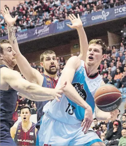  ?? FOTO: EFE ?? Pustovyi controland­o un balón, entre Claver y Moerman, en un partido de ACB. El ucraniano podría recalar en el Palau Blaugrana