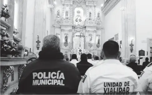  ?? Foto: Marco Millan ?? Tránsitos y policías estuvieron presentes en la ceremonia religiosa que se realizó en la Catedral.