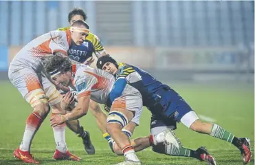  ?? PICTURE: LUCA SIGHINOLFI/INPHO/SHUTTERSTO­CK ?? Zebre’s Simone Gesi hauls Edinburgh captain Jamie Ritchie to the deck in Parma last night