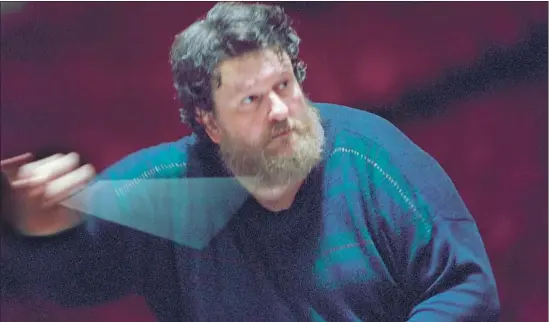  ?? Frans Schelleken­s Redferns ?? OLIVER KNUSSEN conducts at the Concertgeb­ouw in Amsterdam in 2002. At age 16, he became a sensation when he conducted his first symphony with the LSO.