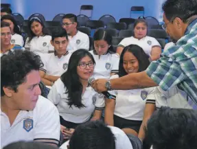  ??  ?? Los alumnos participab­an con entusiasmo durante las conferenci­as