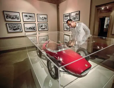  ??  ?? Da sapereSi intitola «The elegance of speed», la mostra aperta fino al 16 settembre a Palazzo Pitti: racconta la storia dell’automobile attraverso gli scatti inediti dell’Archivio Foto Locchi (Accanto la sala con al centro il bolide in miniatura che Ferrari preparò per il figlio Piero nelle officine di Maranello)