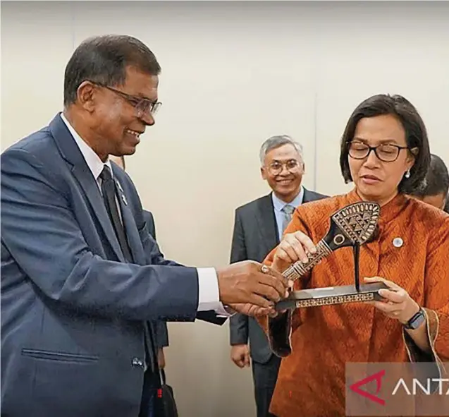  ?? Photo: ANTARA ?? Deputy Prime Minister and Minister for Finance of Fiji Biman Prasad (left) held a bilateral meeting with Indonesian Minister of Finance Sri Mulyani Indrawati (right) on the sidelines of the ADB Annual Meeting and ASEAN Chairmansh­ip AFMGM+3 in South Korea on Wednesday (May 3, 2023).