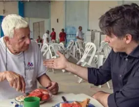  ?? FOTO VTM ?? Luk Alloo met Roeland Steylaerts in de gevangenis van Maceio: “Zijn dossier is niet zo eenzijdig als het voor de buitenwere­ld lijkt.”