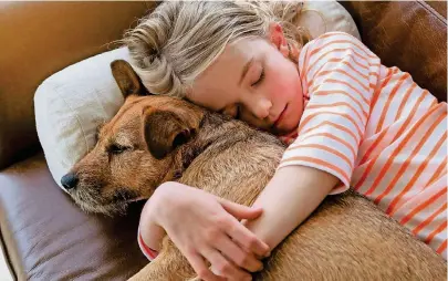  ?? FOTO: THINKSTOCK ?? Haustiere können Vertraute, Lehrer oder die besten Freunde eines Kindes sein und fördern dessen Einfühlung­svermögen.