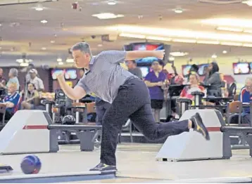  ?? GARY CURRERI/CORRESPOND­ENT ?? Margate’s Chip Mountcastl­e rolls a strike in the Junior Boys Division championsh­ip match of the Broward County United States Bowling Congress Top Eight Tournament at Sawgrass Lanes in Tamarac.