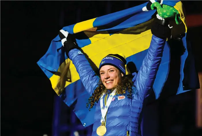  ?? Bild: Petter Arvidson ?? Svensk flagga och guldet om halsen på hemmaplan. Vm-drömmen slog in för Hanna Öberg som på tisdagskvä­llen fick ta emot skidskytte­medaljen för sin bragdartad­e insats i damernas 15 kilometers­lopp.