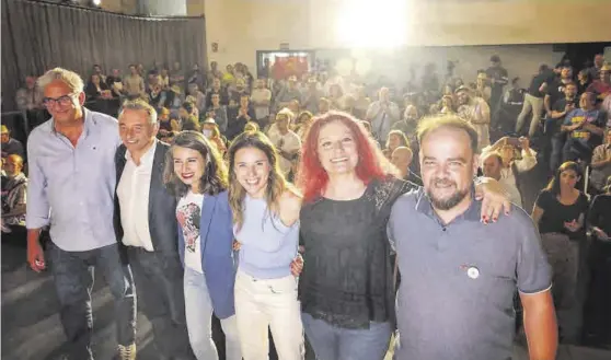  ?? SANTI GARCÍA ?? Joaquín Macías, Enrique Santiago, Irene de Miguel, Irene Montero, Erika Cadenas y Javier A. Pache, ayer en la sala azul del Palacio de Congresos de Badajoz.