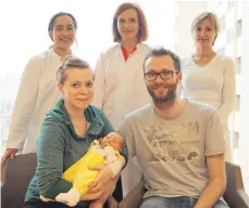  ?? FOTO: KALMBACH ?? Über Baby Ella freuen sich die Eltern Harriet und Ralph sowie Oberärztin Fatuma Fleischman­n, Chefärztin Martina Gropp-Meier und Hebamme Yvonne Schmidt (von links).