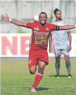  ??  ?? HÉROE. Rony Martínez anotó el gol del triunfo frente al Real España.