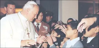  ??  ?? El papa Juan Pablo II saluda a un grupo de niños durante la visita que realizó al Paraguay.