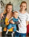  ??  ?? Trotz aller Hinderniss­e eine kleine, glückliche Familie: Laura May und Marcel Bongers mit Leon.