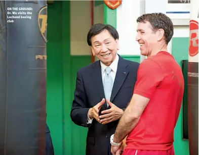  ?? Photo: BOXING SCOTLAND ?? ON THE GROUND: Dr. Wu visits the Lochend boxing club