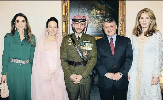  ?? YOUSEF ALLAN / AFP ?? Segunda boda. El príncipe Hamza se casó con Basmah Bani Ahmad, en el 2012. En la foto, con los reyes Abdalah II y Rania. y su madre, la reina Nur