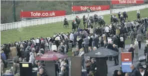  ?? ?? A large crowd watched the action. Picture by Clive Bennett