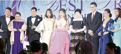  ??  ?? Proceeds of the ball go directly to the Philippine Cancer Society, which provides free cancer screenings and lifestyle awareness programs to low income communitie­s, focusing on disease prevention. Above, some of the stylish honorees onstage.