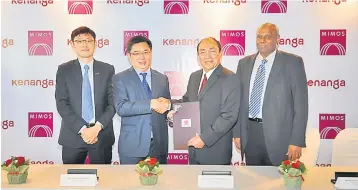  ??  ?? Chay (second left) exchanging the signed MOU agreement with Abdul Wahab (second right) witnessed by Cheong Book Kak (left), group chief financial and operations officer, Kenanga Investment Bank Berhad and Thillai Raj Ramanathan (right), chief...