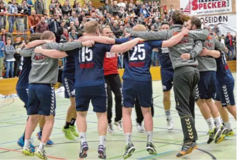  ?? Foto: Ernst Mayer ?? Den Jubelkreis­el wollen die Niederraun­auer Handballer auch in der Bayernliga möglichst oft zeigen. Zum Auftakt geht es für die Truppe von Trainer Markus Waldmann heute Abend gegen den TSV Unterhachi­ng.