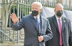  ??  ?? El presidente de Estados Unidos, Joe Biden, al salir de la iglesia católica Holy Trinity, en el vecindario de Georgetown, Washington.