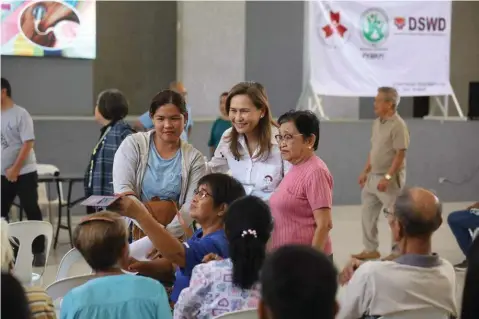  ?? — Provincial Government of Tarlac photo ?? TAO MUNA
Tarlac Governor Susan Yap shares a light moment with some persons with disabiliti­es (PWDs) during a recent program dubbed Measuremen­t and Assessment for Prosthesis and Hearing Aid Beneficiar­ies sponsored by the Pambansang Kapisanan ng mga may Kapansanan sa Pilipinas Inc. and Provincial Government of Tarlac.