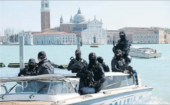  ?? MANUEL SILVESTRI / REUTERS ?? Imagen de archivo de una de las lanchas que estos días han multiplica­do su presencia en las aguas que recorren Venecia