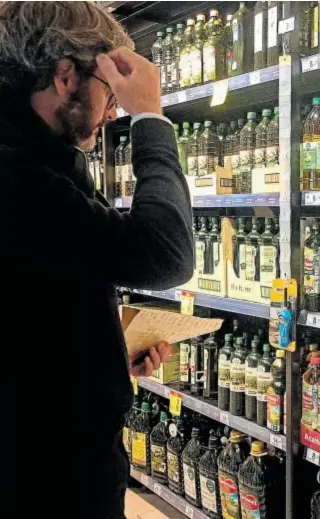  ?? // ABC ?? Un joven frente a un lineal de un supermerca­do con botellas de aceite