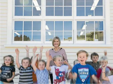  ?? BRADEN FASTIER/NELSON MAIL ?? Retiring Wakefield School teacher Sue McLaren loves the ‘‘woohoo’’ moments as new entrants learn new skills.