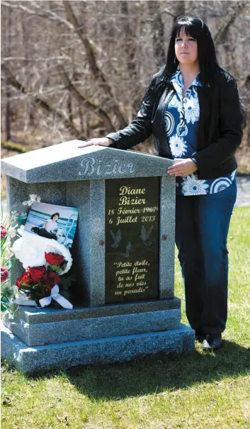  ?? PHOTO COLLABORAT­ION SPÉCIALE, ALYSON LAMONTAGNE ?? L’auteure Vicky Giroux pose près de la pierre tombale de sa belle-soeur et confidente Diane Bizier, décédée dans la tragédie ferroviair­e de Lac-Mégantic.