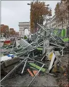  ??  ?? Les Champs-Elysées ont été le théâtre de heurts violents samedi.