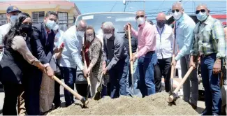  ?? R. FLETE ?? Obras Públicas inició la pavimentac­ión en barrios y comunidade­s de Santiago.