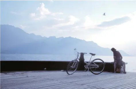  ??  ?? Légèreté estivale à Montreux, qui jouit d’un microclima­t méditerran­éen. Au loin, les cimes alpines font retentir l’appel de la route.