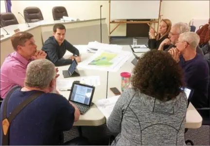  ?? EVAN BRANDT — DIGITAL FIRST MEDIA ?? New Hanover Township Manager Jamie Gwynn, top left, leads the township supervisor­s through a discussion of the township’s 37 active developmen­t projects and remaining open space during a workshop meeting.