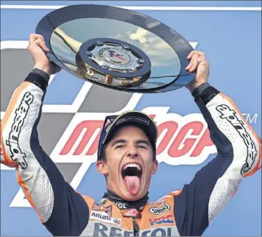  ??  ?? VENTAJA. Marc Márquez ganó en Australia y aumentó su distancia con ‘Dovi’ en la general a 33 puntos.