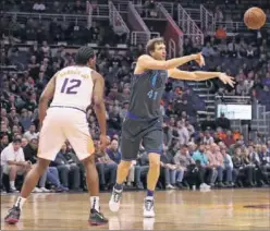  ??  ?? 21 TEMPORADAS. Nowitzki, ante los Suns en su debut esta temporada.