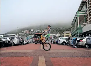  ?? BRENDAN MAGAAR African News Agency (ANA) ?? JOSHUA Foster does a pop-a-wheelie on his BMX bike in Muizenberg. |