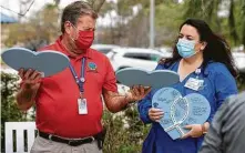  ?? Photos by Godofredo A. Vásquez / Staff photograph­er ?? K-9 Ministry’s Rick Lisk presents wooden “Mercy Hearts” to nurses at HCA Healthcare Clear Lake in Webster.