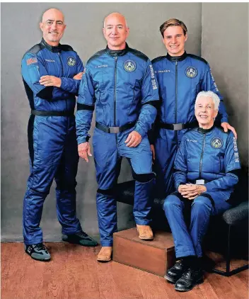  ?? FOTO: BLUE ORIGIN VIA ZUMA PRESS WIRE/DPA ?? Jeff Bezos (2.v.l.) zusammen mit seinen Besatzungs­mitglieder­n Mark Bezos (l.), Oliver Daemen und Wally Funk, die an Bord der „New Shepard“-Rakete zum Rand des Weltraums starteten.