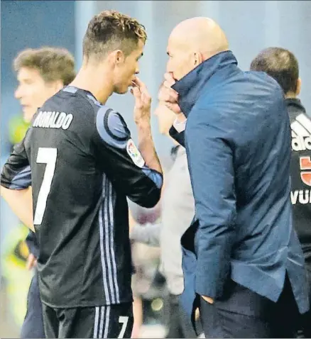  ?? LAVANDEIRA JR / EFE ?? Cristiano y Zidane dialogando durante el partido del miércoles en Balaídos