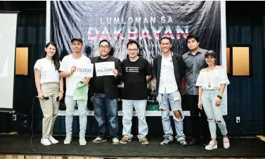  ??  ?? LOUIE Roma, second from left, is awarded first place by the organizers of Lumloman sa Dabaw 2019 last Aug. 11 for his idea on vertical farming utilizing hydroponic­s. Photo courtesy of UMRPC- UMasenso Hub.