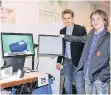  ?? FOTO: TREFFER ?? Tobias Bruckmann und Julian Kunz vom Dülkener Clara-Schumann-Gymnasium bauten eine Mini-Fallkapsel und experiment­ierten in der Schwerelos­igkeit. Das hielten sie in Aufnahmen fest.