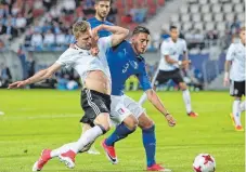  ?? FOTO: IMAGO ?? Italiens Antonio Barreca (re.) macht den Textiltest gegen Mitchell Weiser.