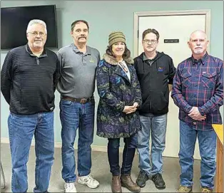  ?? CLAUDIA ELLIOTT / FOR TEHACHAPI NEWS ?? Members of the Board of Directors of Golden Hills Community Services District with Marilyn White (center) during the board’s Jan. 19 meeting. From left are David Shaw, John Buckley, David Benham and Scott Wyatt. Director Joe King was not at the meeting.