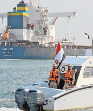  ?? AFP ?? Patrullero egipcio en el canal de Suez el pasado martes