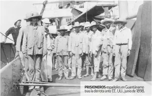  ??  ?? prisionero­s españoles en Guantánamo tras la derrota ante ee. UU., junio de 1898.