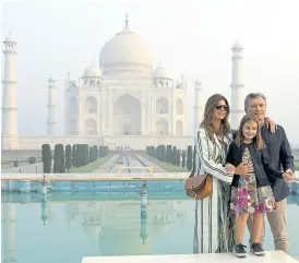  ?? Twitter ?? Macri, con Awada y su hija Antonio, en el Taj Mahal