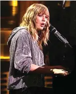  ??  ?? KEJUTAN: Taylor Swift menjadi tamu di acara The Tonight Show Starring Jimmy Fallon pada Senin malam.