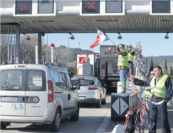  ?? Claude paris/ap ?? Un grupo de “chalecos amarillos” liberó ayer una estación de peaje en Aix-en-Provence